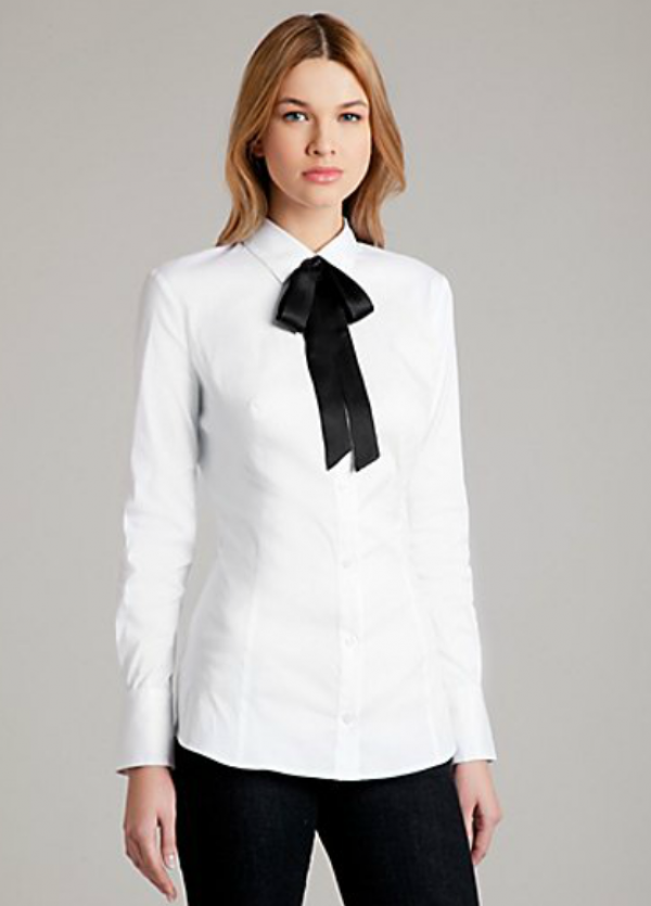 Kemeja dengan aksen pita atau pita belakang